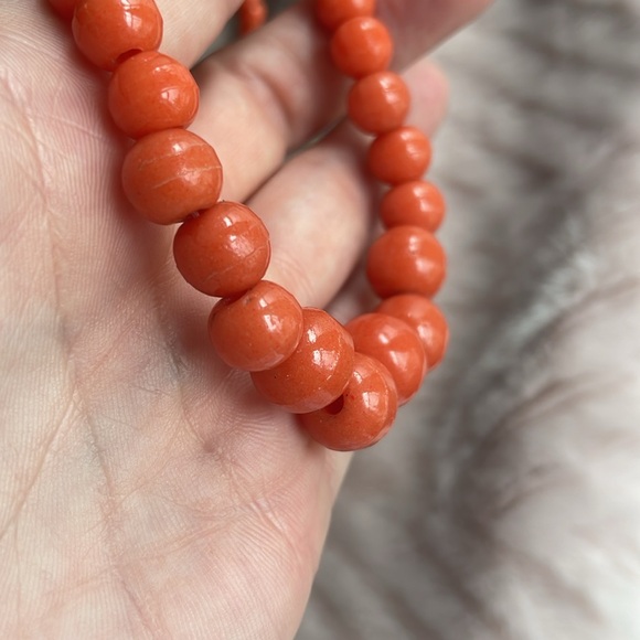 VINTAGE SPECKLED FAUX CORAL GLASS GRADUATED NECKLACE - Picture 7 of 13